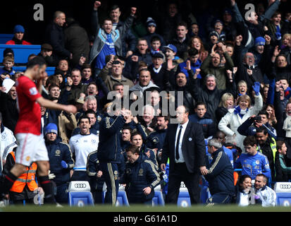 Rafael Benitez, le directeur de Chelsea, et le banc célèbrent leur victoire à la fin de la coupe FA, quart de finale Replay à Stamford Bridge, Londres. Banque D'Images