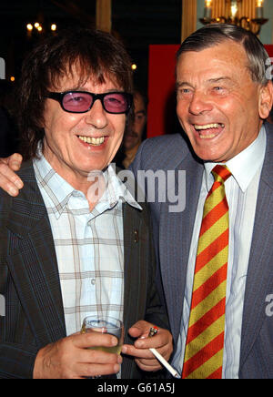 Le guitariste Rolling Stone Bill Wyman et l'ancien juge-arbitre de cricket Dickie Bird à l'occasion de la soirée de lancement des chiens Mad Dogs de David English et de l'anglais au Cafe Royal. Banque D'Images