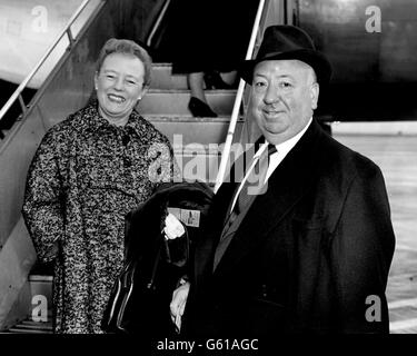 Le réalisateur de Hollywood Alfred Hitchcock et sa femme sont photographiés à bord d'un avion de Swissair pour Zurich à l'aéroport de Londres. Banque D'Images