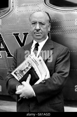 Alfred Hitchcock, réalisateur de Hollywood d'origine britannique, a photographié à l'aéroport de Londres alors qu'il était sur le point de monter à bord d'un avion BEA pour Paris. Banque D'Images