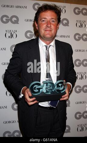 Le rédacteur en chef de Daily Mirror Piers Morgan avec son prix de rédacteur en chef de l'année de journal lors des GQ Men of the Year Awards au Musée d'histoire naturelle de Londres.14/05/2004: L'éditeur de Daily Mirror Piers Morgan, qui a vendredi 14 mai 2004, a démissionné avec effet immédiat après avoir admis que les photos des soldats abusant des Irakiens étaient un "canular calculé et malveillant".M. Morgan a quitté son poste après que le régiment au centre de la controverse ait exigé des excuses. Banque D'Images