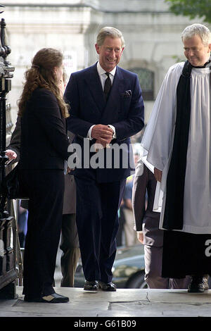 Le Prince de Galles, le Prince Charles, arrive à St Martin-in-the-Fields, dans le centre de Londres, pour le service commémoratif de l'acteur John Unce. Environ 800 personnes se sont rassemblées pour se rappeler l'acteur le plus célèbre pour avoir joué à l'inspecteur Morse, qui est mort l'année dernière. Banque D'Images