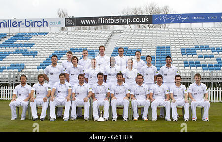 Le Derbyshire deuxième rangée (de gauche à droite) Chris Durham, Alasdair Evans, Matt Higginbottom, Ben Slater et Alex Hughes, au deuxième rang (de gauche-row) Peter Burgoyne, Tom Knight, Tom Poynton, Chesney Hughes, Richard Johnson, Billy Godleman, Mark Footitt, première rangée (de gauche à droite), Mark Turner, Jonathan Ross Whiteley, Clare, Wes Durston, Président Chris Grant, le capitaine Wayne Madsen, Tim Groenewald, Tony Palladino, Dan Redfern, David Wainwright et Paul Borrington poser pour des photos. Banque D'Images