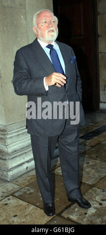 Lord Richard Attenborough arrive à St Martin-in-the-Fields, dans le centre de Londres, pour le service commémoratif de l'acteur John Unce. Environ 800 personnes se sont rassemblées pour se rappeler l'acteur le plus célèbre pour avoir joué à l'inspecteur Morse, qui est mort l'année dernière. Banque D'Images