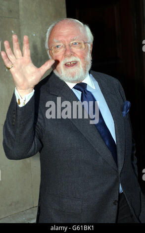 Lord Richard Attenborough arrive à St Martin-in-the-Fields, dans le centre de Londres, pour le service commémoratif de l'acteur John Unce. Environ 800 personnes se sont rassemblées pour se rappeler l'acteur le plus célèbre pour avoir joué à l'inspecteur Morse, qui est mort l'année dernière. Banque D'Images