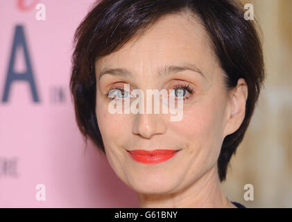 Kristin Scott Thomas arrive pour une Masterclass avec Kristin Scott-Thomas, une partie de rendez-vous avec French Cinema 2013, au Cine Lumiere, à Kensington, dans l'ouest de Londres. Banque D'Images