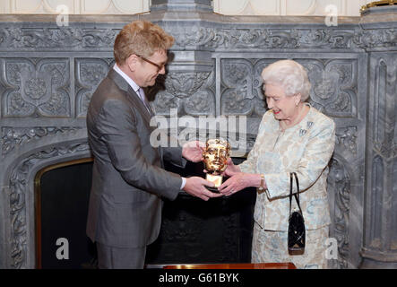 La reine Elizabeth II reçoit ce soir un BAFTA honoraire de Kenneth Branagh, en reconnaissance du soutien à vie du film et de la télévision britanniques - et pour être la plus « jeune fille Bond » au château de Windsor. Banque D'Images