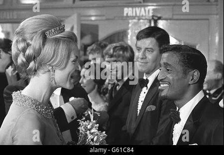 La duchesse de Kent sourit avec le comédien américain Sammy Davies, jnr, quand les stars ont été présentées après le Royal Variety Show au London Palladium. Avec Sammy Lewis, il y a Jerry Lewis (au centre) et Tommy Steele en Grande-Bretagne. Banque D'Images
