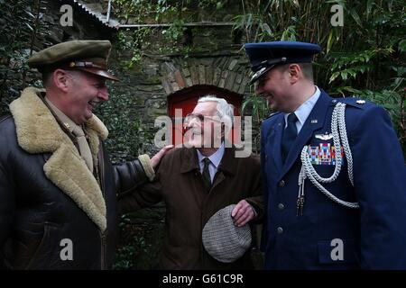 (De gauche à droite) Frank Williamson réacteur militaire vêtu d'un pilote de l'armée de l'air américaine de la Seconde Guerre mondiale, ancien ingénieur de l'armée irlandaise de 93 ans, le soldat James Galvin, qui a posé la piste en 1943, Et le lieutenant-colonel Sean Cosden de l'Attache de la Défense américaine à l'hôtel O'Donovan à Clonakilty, où une statue à 'Tojo', un singe appartenant à un équipage de bombardiers de l'Armée de l'Air américaine, qui a écrasé leur Boeing B-17 Flying Fortress devant la ville le 7 avril 1943. Banque D'Images