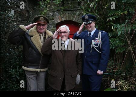 (De gauche à droite) Frank Williamson réacteur militaire vêtu d'un pilote de l'armée de l'air américaine de la Seconde Guerre mondiale, ancien ingénieur de l'armée irlandaise de 93 ans, le soldat James Galvin, qui a posé la piste en 1943, Et le lieutenant-colonel Sean Cosden de l'Attache de la Défense américaine à l'hôtel O'Donovan à Clonakilty, où une statue à 'Tojo', un singe appartenant à un équipage de bombardiers de l'Armée de l'Air américaine, qui a écrasé leur Boeing B-17 Flying Fortress devant la ville le 7 avril 1943. Banque D'Images