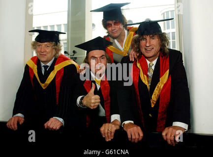 Les anciens membres du groupe 'Selade' (de gauche à droite) - Noddy Holder, Dave Hill, Jim Lea et Don Powell, collectent leurs followships honoraires de leur ville natale, l'Université de Wolverhampton.* le groupe qui a enregistré 17 premiers 20 hits consécutifs entre 1971 et 1976 a été honoré en reconnaissance de sa contribution à l'industrie de la musique. Banque D'Images