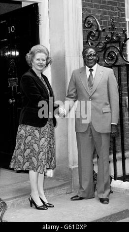 Robert Mugabe, Premier ministre du nouvel État indépendant du Zimbabwe, à son arrivée à Downing Street, Londres, et sa rencontre avec le Premier ministre Margaret Thatcher. Banque D'Images