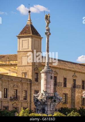 CORDOUE, ESPAGNE - 11 MARS 2016 : colonne et statue commémorant le triomphe de Saint Raphaël, située sur la Plaza del Triunfo Banque D'Images