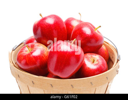 Close Up of apples in basket isolé sur fond blanc. Banque D'Images