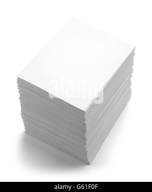 Gros tas de papier blanc isolé sur fond blanc. Banque D'Images