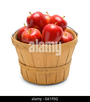 Panier plein de pommes rouges isolé sur fond blanc. Banque D'Images