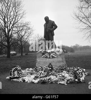 La statue de Sir Winston Churchill dans sa vieille circonscription de Woodford, dans l'Essex, est entourée de fleurs après les funérailles d'État. Banque D'Images
