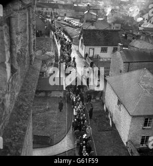 Une photo prise de la tour de l'église de Bladon, Oxfordshire, de la file - qui était à un point plus de trois miles de long - de personnes attendant de visiter la tombe de Sir Winston Churchill. Le cercueil de Sir Winston Churchill a été enterré à Bladon après avoir été amené de Londres après les funérailles d'État dans la cathédrale Saint-Paul. Banque D'Images