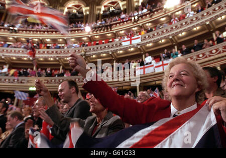 Marlene Burt, de Bexley, dans le Kent, fait passer son drapeau alors que l'orchestre de la BBC joue « Rule Britannia » comme finale à la dernière nuit des Proms, dans le Royal Albert Hall, Londres. 13/09/2003: La saison annuelle de la BBC de la musique classique atteint son apogée traditionnel de la route ce soir, samedi 13 septembre 2003, alors que les fêtards célèbrent la dernière nuit des Proms. Pour la première fois, ainsi que les célébrations de tuméfaction de poitrine dans le Royal Albert Hall de Londres, il y aura des événements en Écosse, au pays de Galles et en Irlande du Nord. La dernière nuit - qui présente des hymnes comme la terre de l'espérance et de la gloire et Jérusalem - s'arrête Banque D'Images