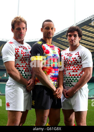S England les équipes de rugby de Sevens Rob Vickerman, Dan Norton et Matt Turner lancent la nouvelle maison de rugby de Canterbury Sevens et des chemises de rechange au stade de Twickenham dans le sud-ouest de Londres. Banque D'Images
