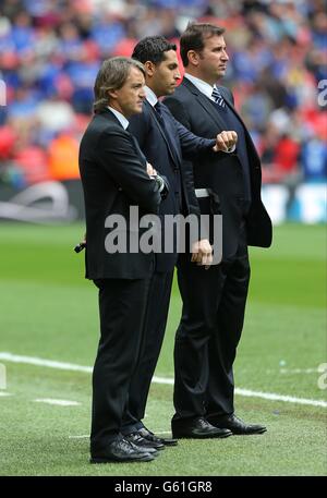 Roberto Mancini (à gauche), le directeur général de Manchester City, Khaldoon Al Mubarak et Ferran Soriano (à droite) Banque D'Images