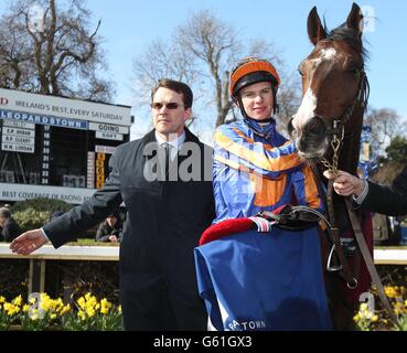 L'entraîneur Aidan O'Brien et son fils Joseph après leur victoire avec la bataille de Marengo dans le P.W. McGrath Memorial Ballysax est à l'hippodrome de Leopardstown, à Dublin. Banque D'Images