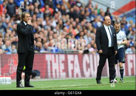 Football - FA Cup - demi finale - Chelsea / Manchester City - Wembley Stadium.Roberto Mancini, directeur de Manchester City (à gauche) et Rafael Benitez, directeur intérimaire de Chelsea (à droite) sur la ligne de contact Banque D'Images