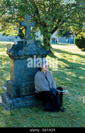 Femme à Mountain View Cemetery, Vancouver, Colombie-Britannique, Canada, Banque D'Images
