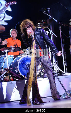 Steven Tyler, chanteur principal du groupe de rock américain Aerosmith, se présentant sur scène au théâtre de Jones Beach, à long Island, New York, États-Unis. Banque D'Images