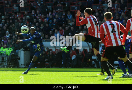 Ashley Young de Manchester United (à gauche) prend un coup de pied gratuit qui va très bien pendant le match de la Barclays Premier League au stade de Light, Sunderland. Banque D'Images