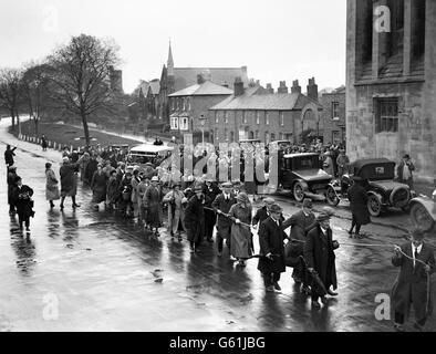 Winston Churchill et son épouse Clementine sont transportés dans les rues après la déclaration. Il est revenu comme député de Epping avec une grande majorité aux élections générales de 1924 Banque D'Images