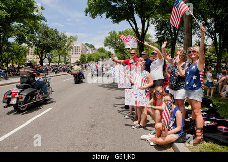 Washington, DC, USA, 29 mai 2016 : partisans agitant des drapeaux pendant le week-end du Memorial Day Rolling Thunder Ride Banque D'Images