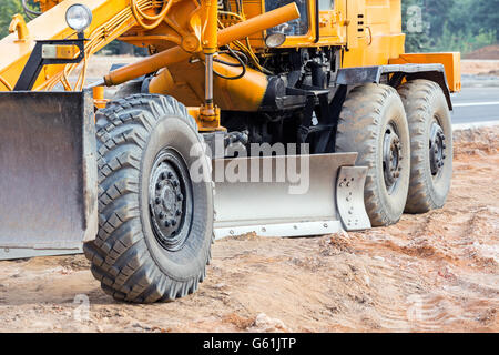 Gros travail de niveleuses jaune sur la construction de routes Banque D'Images