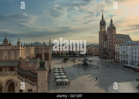 Tôt le matin, sur la place principale (Rynek Glowny), Cracovie, Pologne Banque D'Images