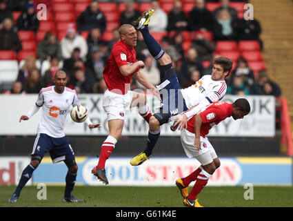 Marcos Alonso (au centre) de Bolton Wanderers va au-dessus de Bradley Pritchard de Charlton Athletic (à droite) et Michael Morrison (à gauche) Banque D'Images