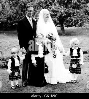 George Mitchell et mariée avec petits-enfants Banque D'Images