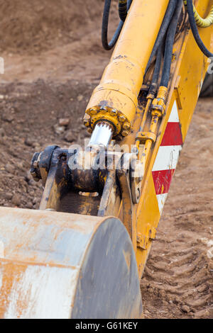 Chargeur avec pelle rétrocaveuse standing at construction site Banque D'Images