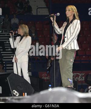 Nicole (L) et Natalie Appleton se sont produits lors du concert Capital Request de Chris Tarrant au Wembley Arena de Londres. Banque D'Images