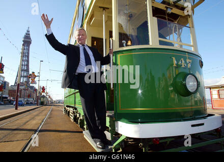 Le secrétaire général du Congrès du syndicat des métiers John Monks, à bord d'un tramway de Blackpool sur le Golden Mile de la ville, à la veille de la conférence annuelle de la TUC. Banque D'Images