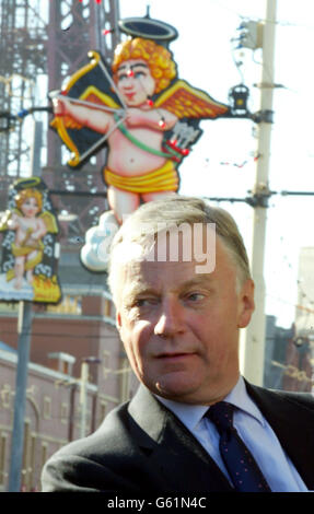 Le secrétaire général du Congrès syndical John Monks à Blackpool sur le Golden Mile de la ville, avant la conférence annuelle de la TUC. Banque D'Images