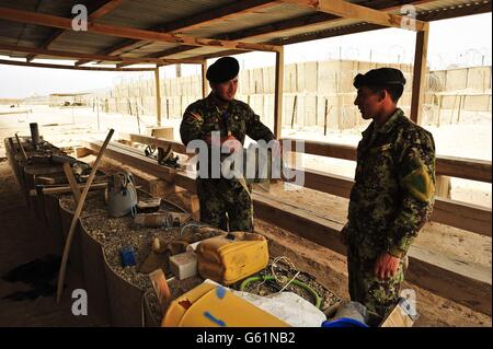 Élimination des munitions explosives et destruction improvisée des engins explosifs (fin de journée et fin de journée) les opérateurs à haute menace du 215 Core, 3e Brigade, Armée nationale afghane participent à un entraînement purement afghan sans intervention des forces de la FIAS alors qu'ils se déplacent vers l'autosuffisance pour faire face à la menace des IED. Banque D'Images