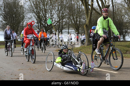 Claire Lomas charity cycle ride Banque D'Images