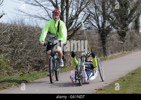 Claire Lomas charity cycle ride Banque D'Images