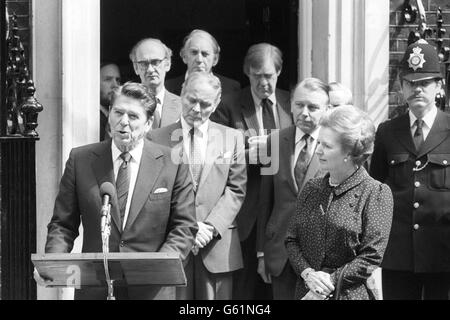 Après les petits-déjeuners au No 10 Downing Street à Londres, le président américain Ronald Reagan (à gauche) et le Premier ministre Margaret Thatcher sont apparus aux portes du No 10 pour faire des discours.Avec eux se trouvent le secrétaire d'État américain Alexander Haig (2e à gauche), le secrétaire aux Affaires étrangères Francis Pym (2e à droite) et le secrétaire à la Défense en particulier John Nott (arrière-plan, à gauche).Plus tard, le président s'envole de l'aéroport d'Heathrow à Bonn après sa visite de trois jours en Grande-Bretagne. Banque D'Images