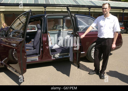 La nouvelle limousine Bentley State qui doit être présentée à sa Majesté. Le Bentley est un cadeau du Jubilé d'or à la Reine par un consortium britannique de sociétés de fabrication et de services automobiles. Le nouvel ajout est peint en décoration de baret sous les rails de la taille et noir au-dessus, et comme d'autres voitures officielles de la Reine, n'a pas de plaque d'immatriculation Banque D'Images