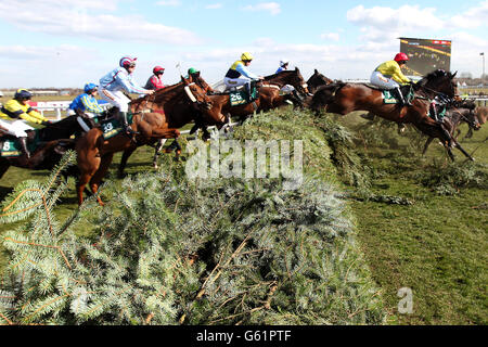 Les courses de chevaux - le 2013 John Smith's Grand National - Grand Opening Day - Hippodrome Aintree Banque D'Images