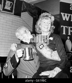 Mme Eileen Fox, barmaid à temps plein à la Couronne et au traité, Uxbridge, Middlesex, vu porter la ceinture du gagnant à la fin du concours idéal de barmaid, 1972, aux caves du festival Whitbread.Elle est assise sur Chelsea Pensioner, Tom Lawrence. Banque D'Images