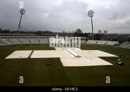 Couvre le retard sur le terrain le début de la troisième journée du LV=County Championship Division One match entre Warwickshire et Derbyshire à Edgbaston, Birmingham. Banque D'Images