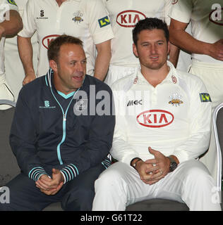 Cricket - Surrey CCC Photocall - Kia Oval.Chris Adams, directeur de l'équipe de Surrey (à gauche), avec le capitaine Graeme Smith Banque D'Images