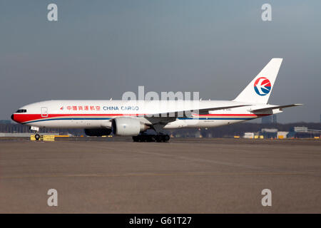 AMSTERDAM, Pays-Bas - le 18 février 2015 . Avion-cargo Boeing 777 cargo de la Chine à l'aéroport de Schiphol, un jour ensoleillé Banque D'Images